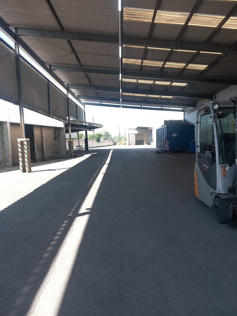 Überdachte Durchfahrt mit Gabelstapler und Container, gereinigte Verkehrsfläche bei Grammer