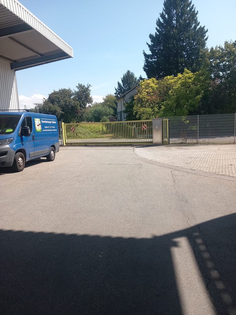 Einsatzfahrzeug von Dienstleistungen Südwest vor dem gelben Schiebetor auf dem Grammer-Gelände