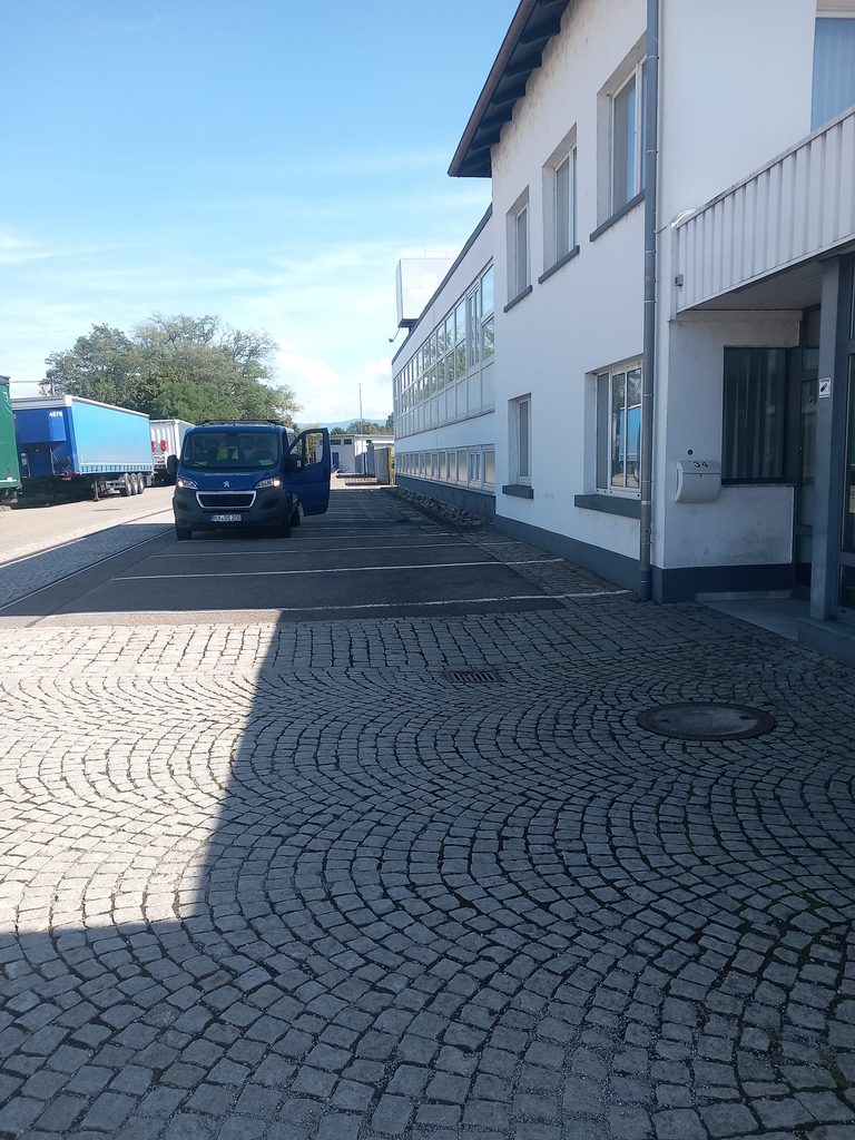 Einsatzfahrzeug von Dienstleistungen Südwest vor dem Bürogebäude bei Grammer