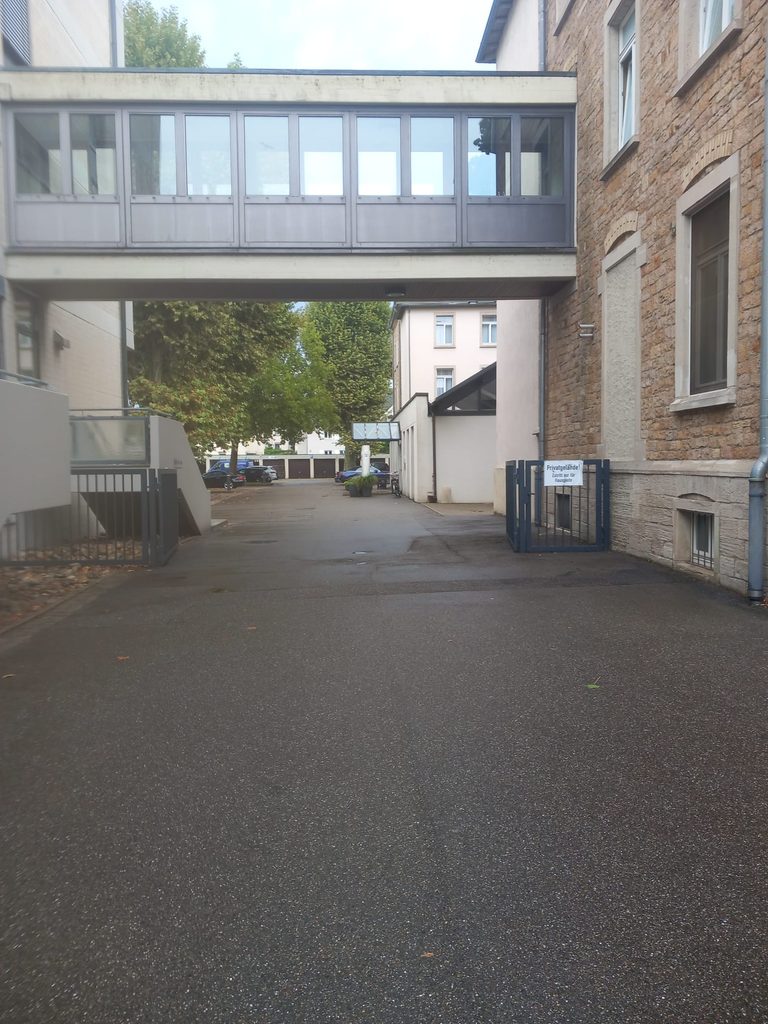 Gepflegter Innenhof mit Verbindungsbrücke am Bildungshaus St. Bernhard