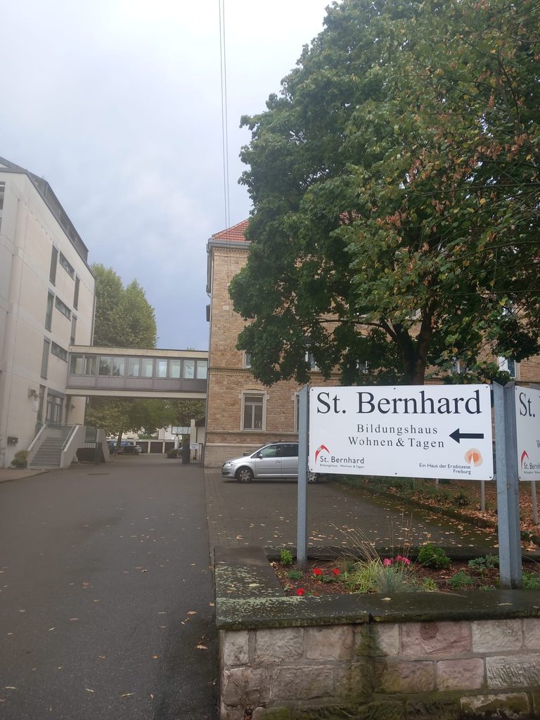 Gepflegte Zufahrt zum Bildungshaus St. Bernhard mit Grünanlage