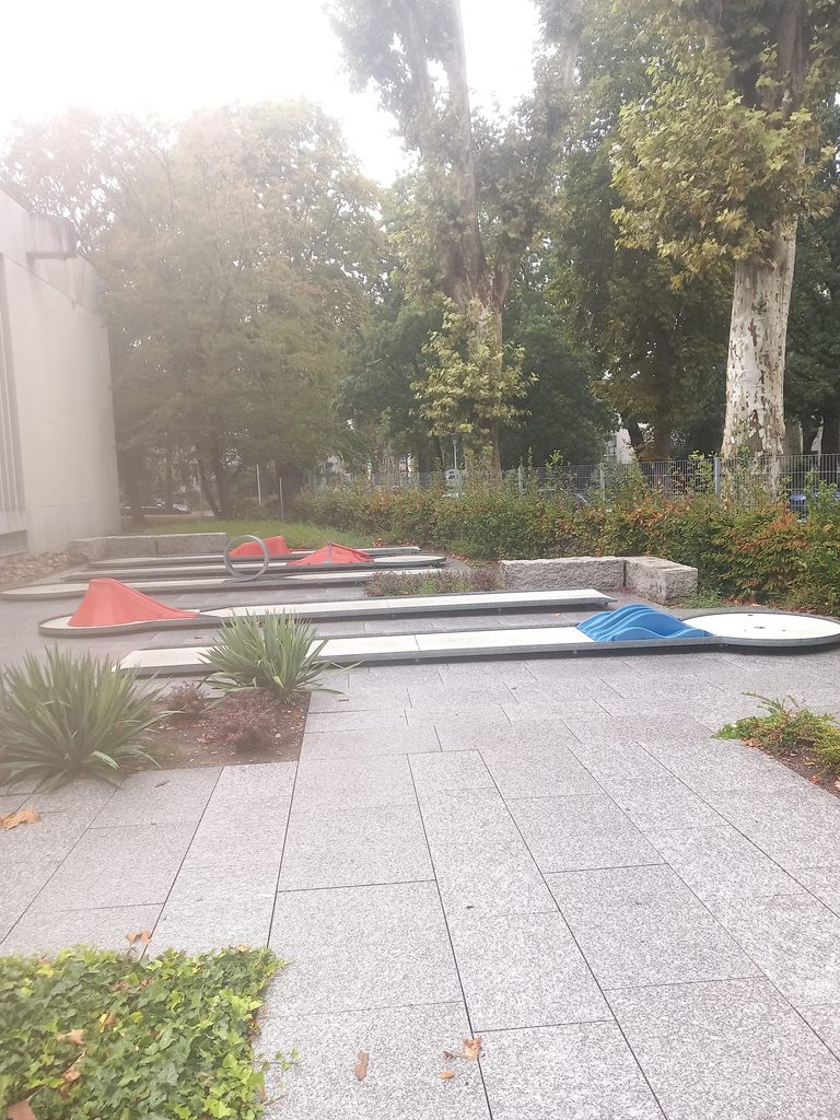 Minigolfanlage mit gepflegten Hecken und Bepflanzung am Bildungshaus St. Bernhard
