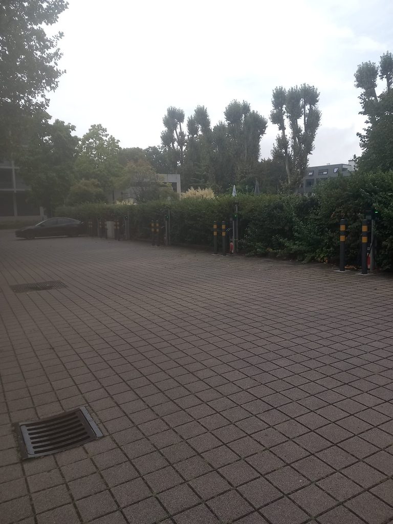 Gereinigter Parkplatz mit E-Ladesäulen und gepflegter Hecke am Bildungshaus St. Bernhard