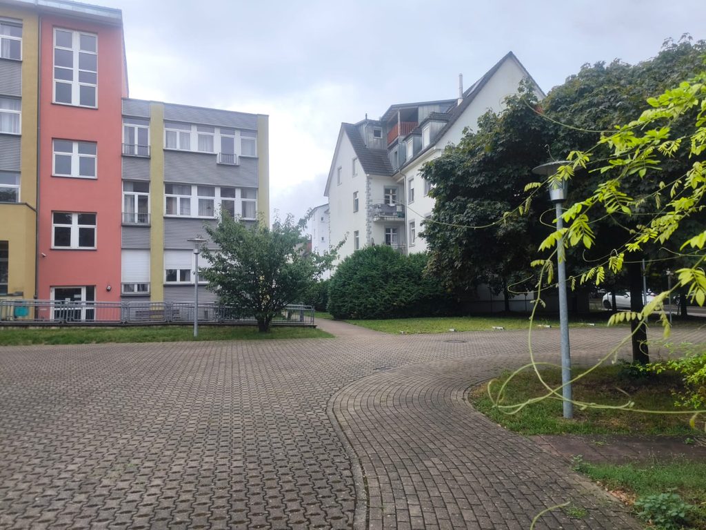 Gereinigter Hof mit Rasengitterpflaster und Bepflanzung bei Kursana