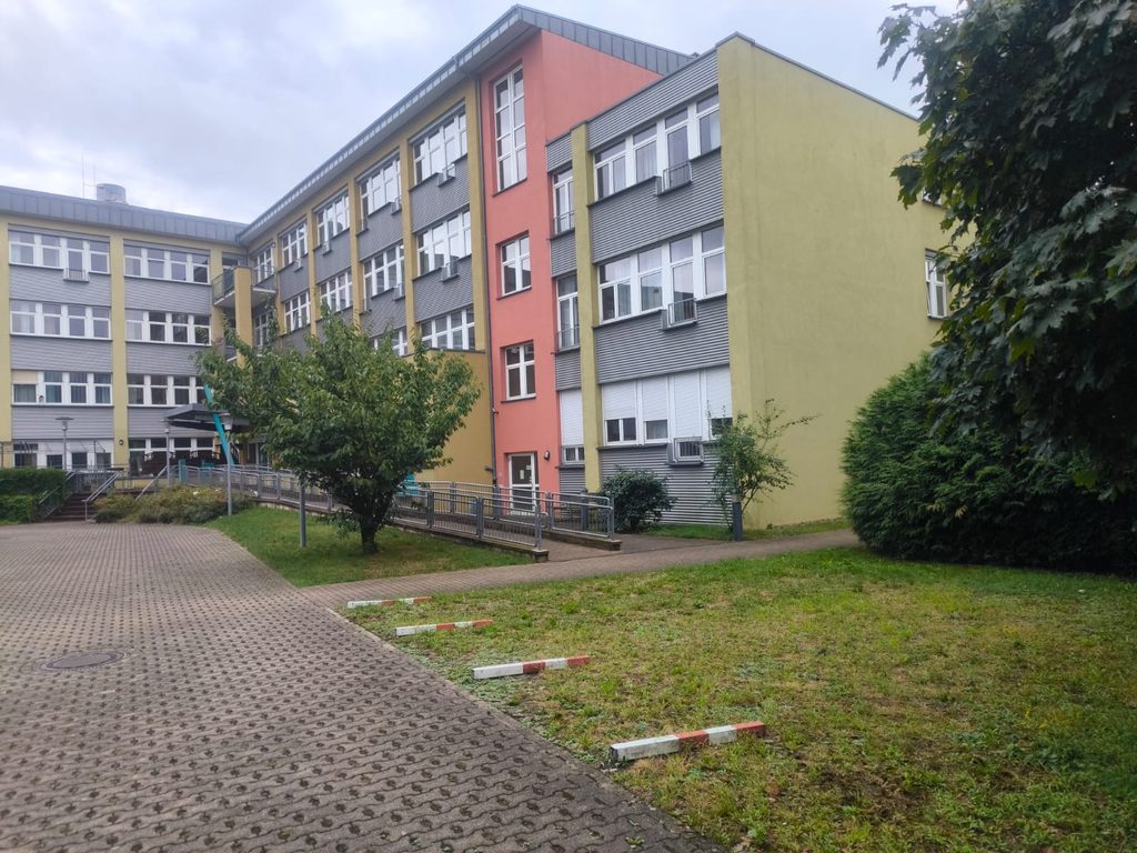 Gepflegte Grünfläche neben dem Kursana-Gebäude