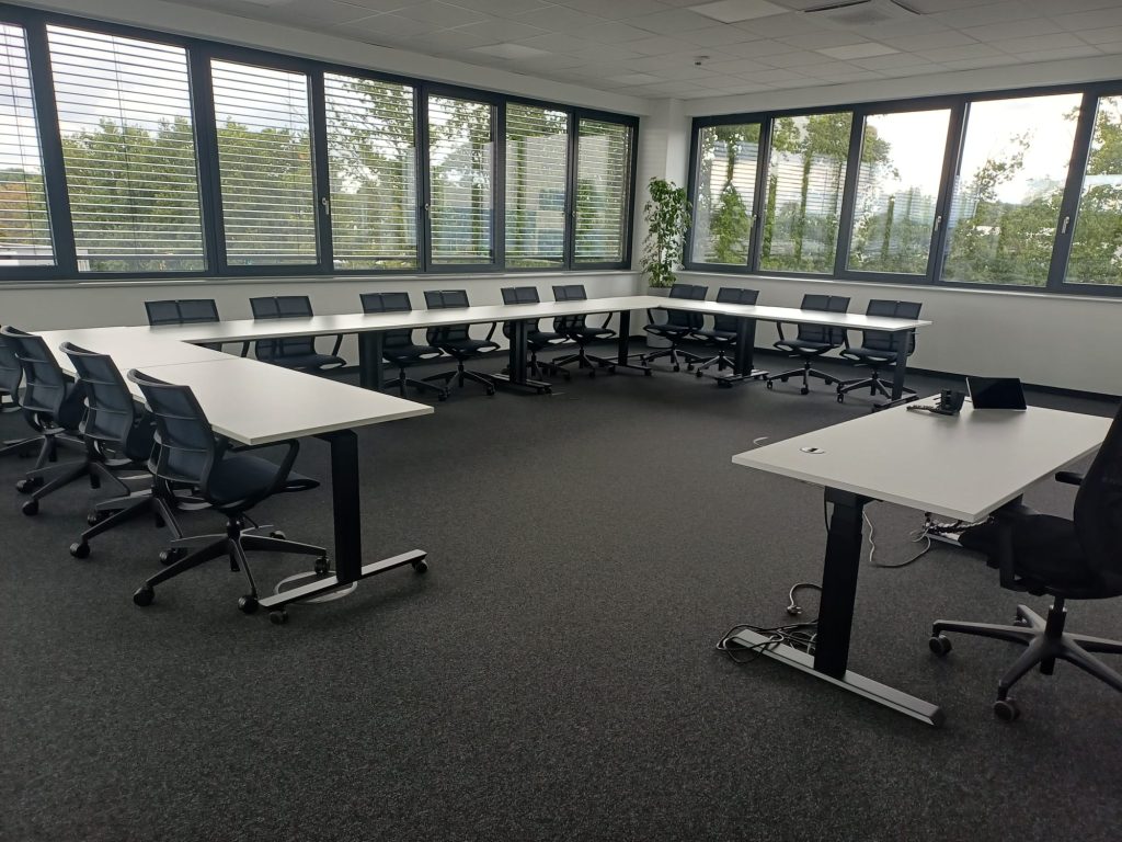 Professionell gereinigter Konferenzraum mit U-förmiger Tischanordnung bei Dachser in Rastatt
