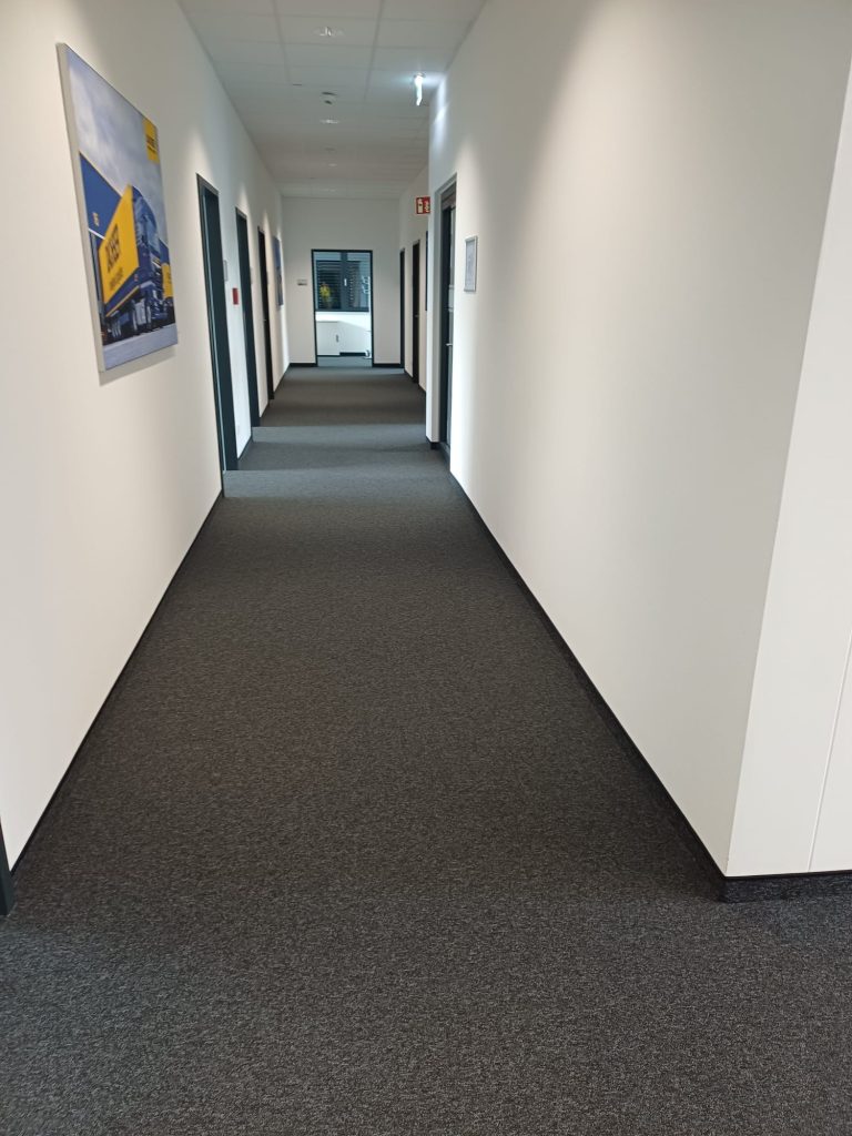 Gereinigter Büroflur mit Teppichboden bei Dachser in Rastatt